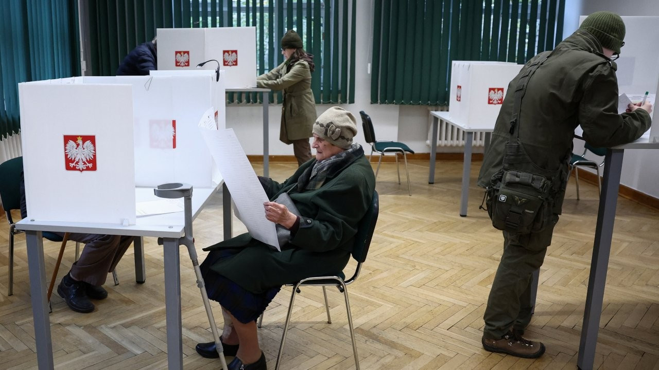 Polonya'da genel seçim ve referandum için oy verme işlemi sürüyor