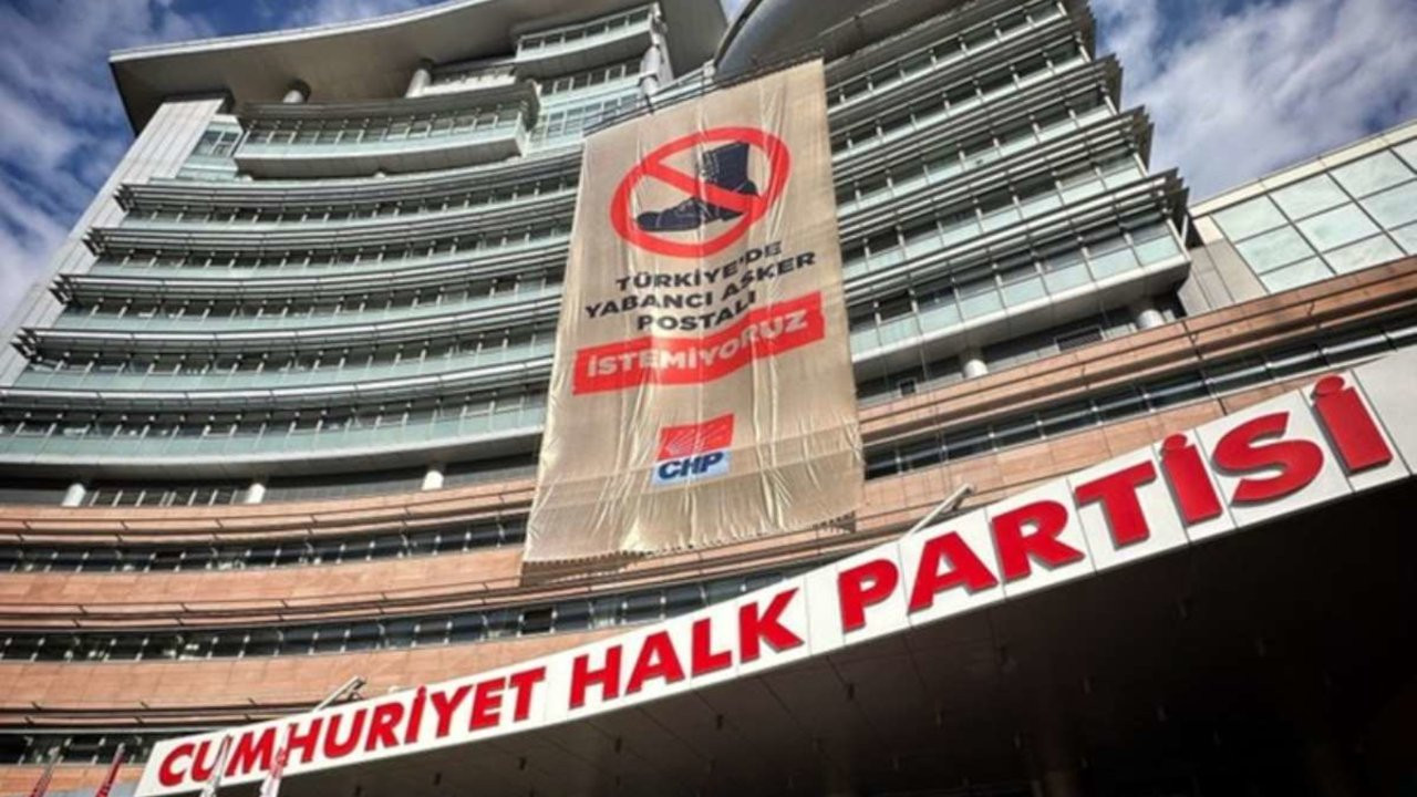CHP binasına 'Türkiye'de yabancı asker postalı istemiyoruz' pankartı