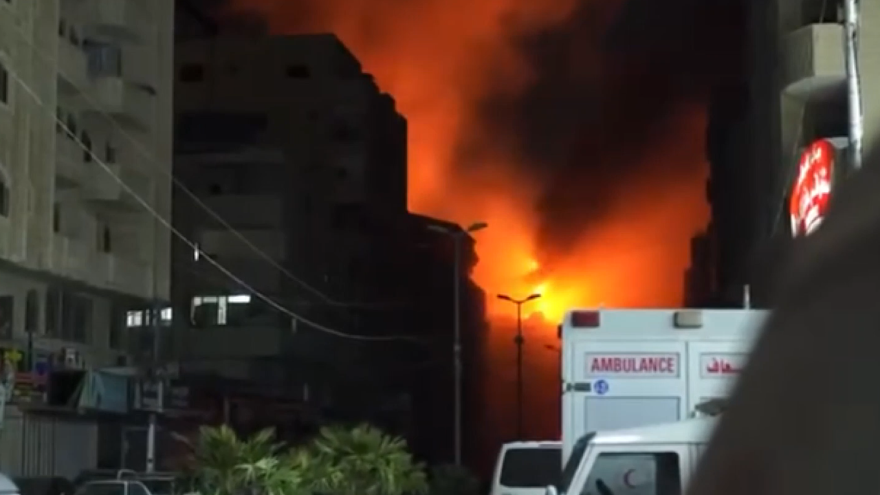 İsrail, Gazze'deki Kudüs Hastanesi'nin yakınını bombaladı