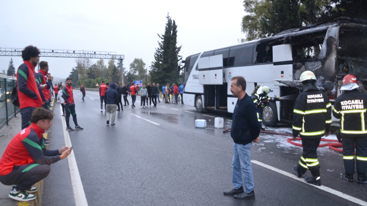 Hazırlık maçından dönen futbolcuları taşıyan takım otobüsü yandı