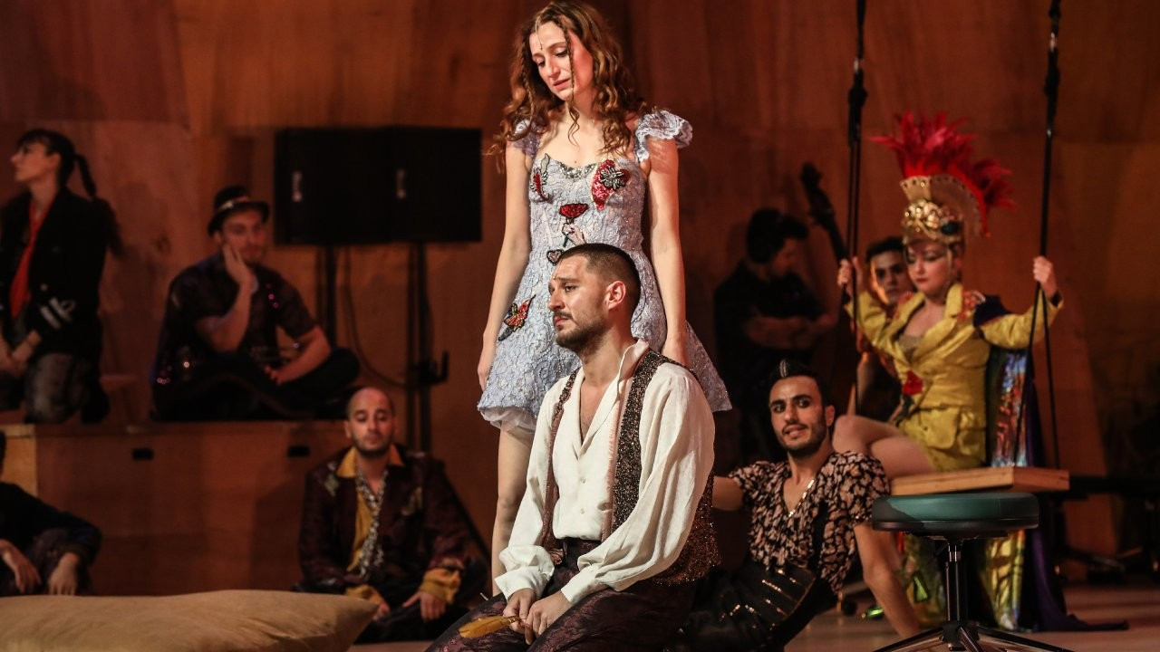 Uraz Kaygılaroğlu ve Nezaket Erden sahnede: 'Aşık Shakespeare'den yılın son 3 oyunu