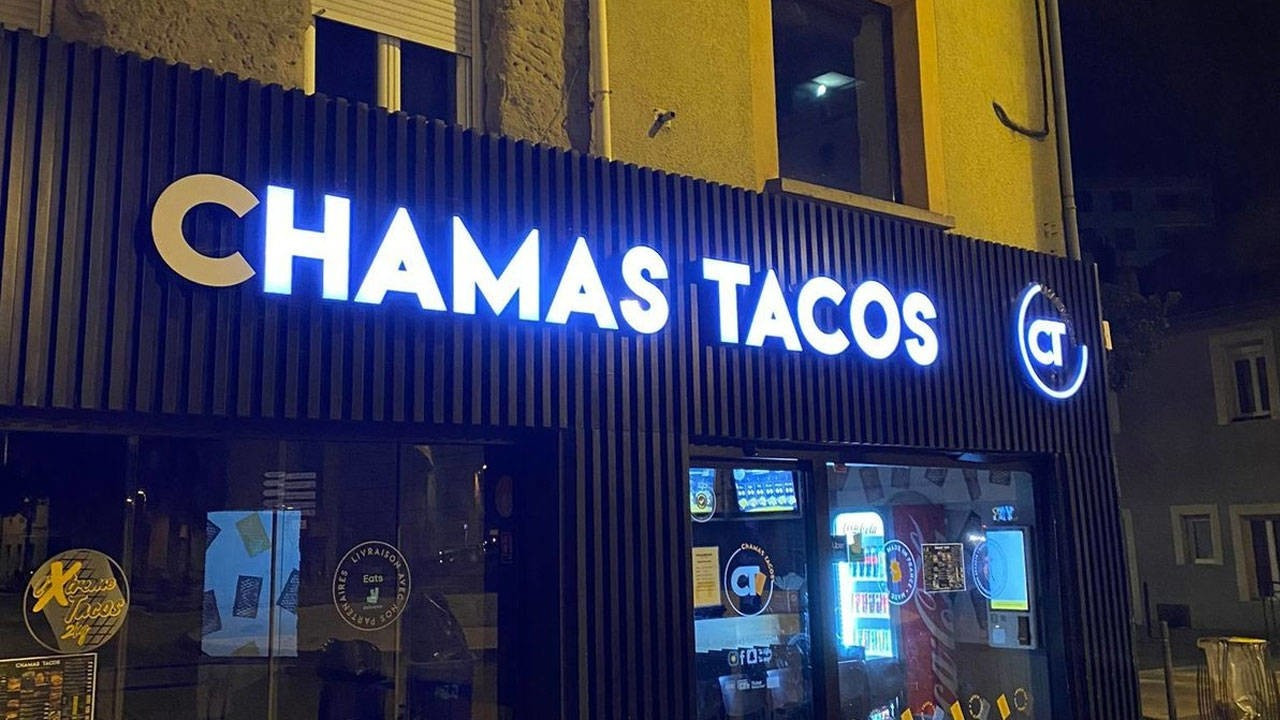 Işıklı tabelasında harf sönünce ismi 'Hamas Tacos' olarak okunan restoran kapatıldı