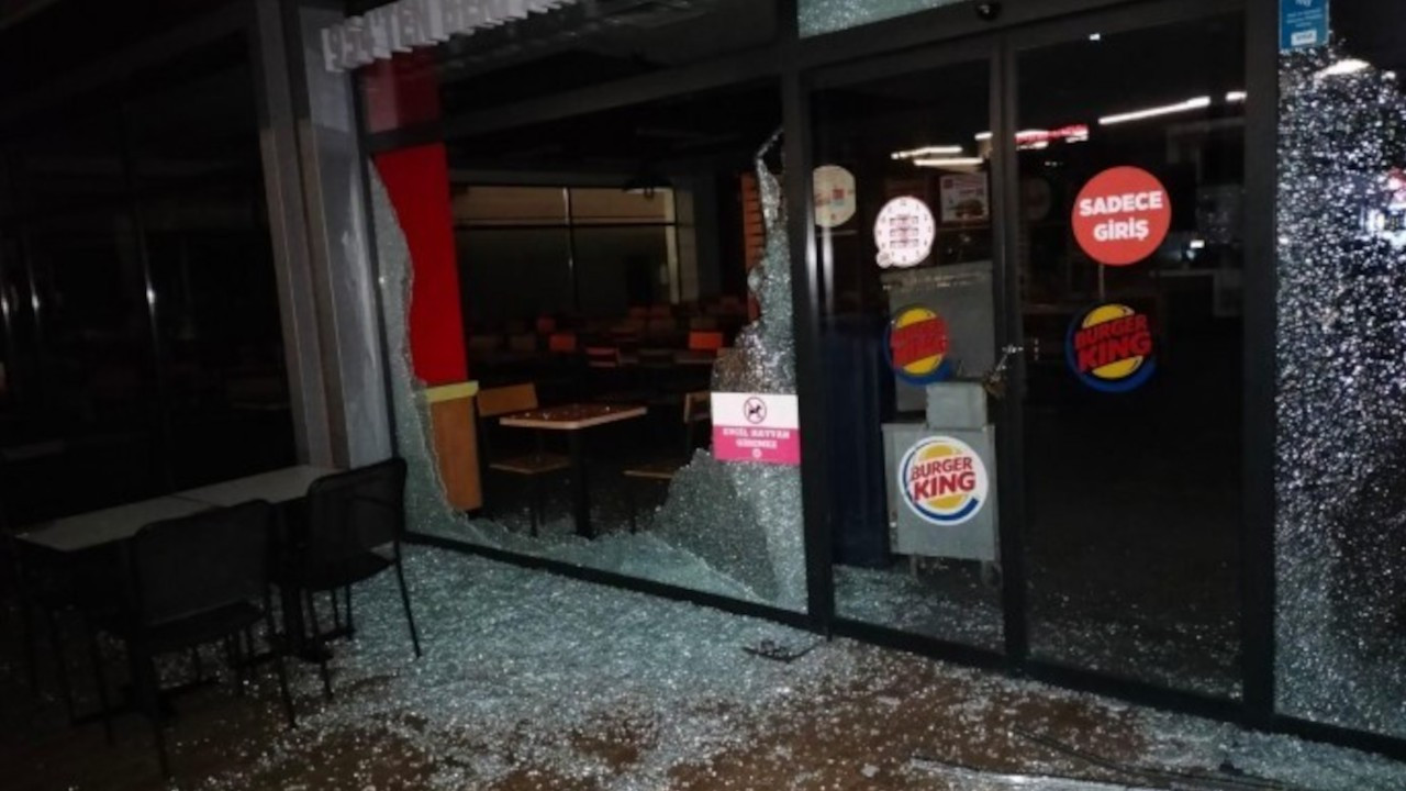 Starbucks ve Burger King'e silahlı saldırı