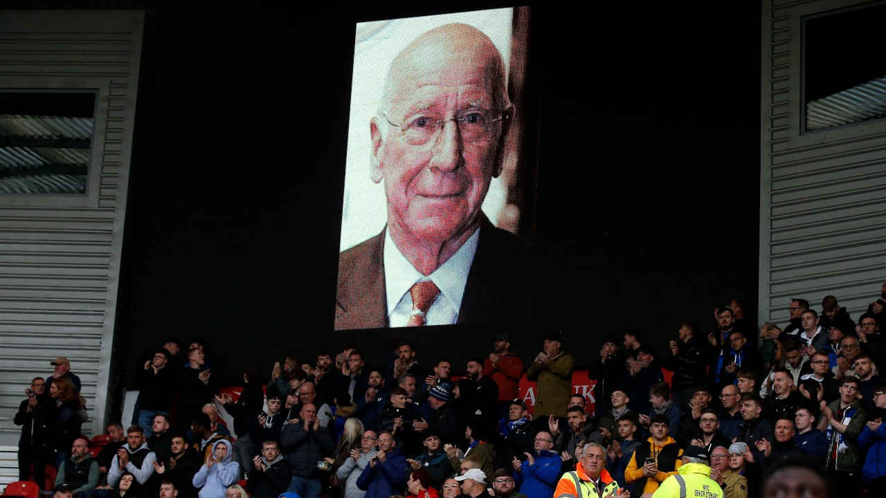 İngiltere'nin efsane futbolcusu Bobby Charlton hayatını kaybetti
