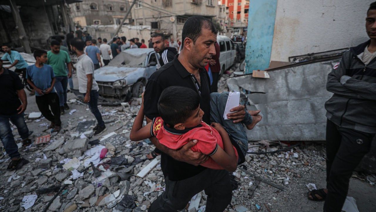 İsrail, Gazze'de mülteci kampını bombaladı