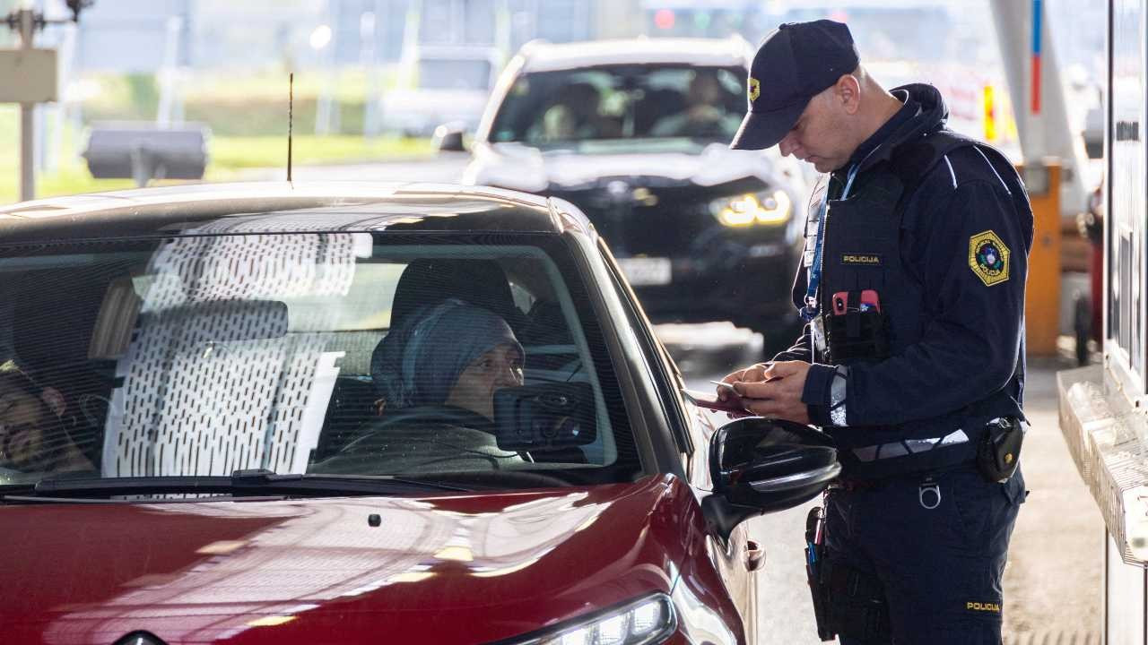 Slovenya, iki AB ülkesiyle sınır kontrollerini yeniden başlattı