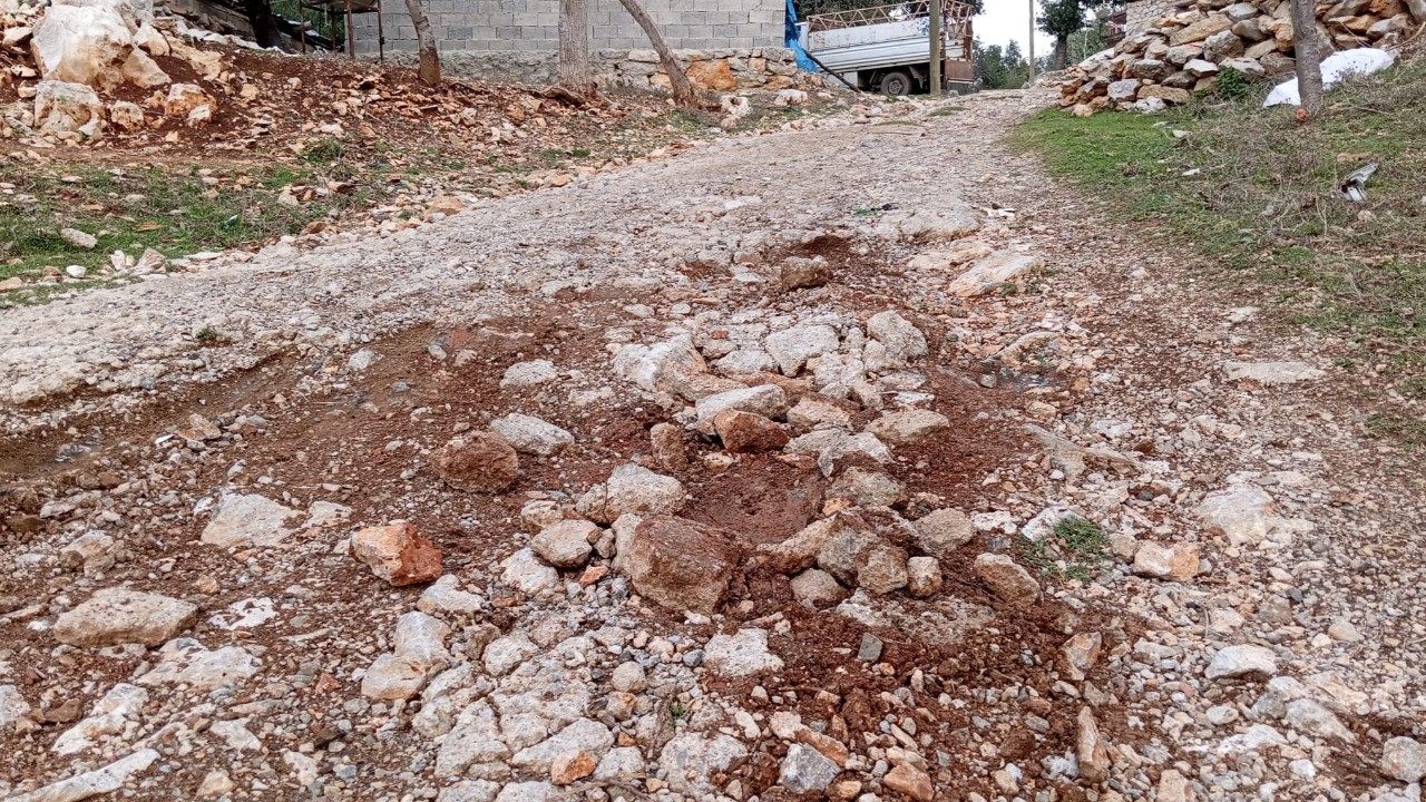 Sular sağlıksız, yollar bozuk: Andırın'da mahalleli tepkili