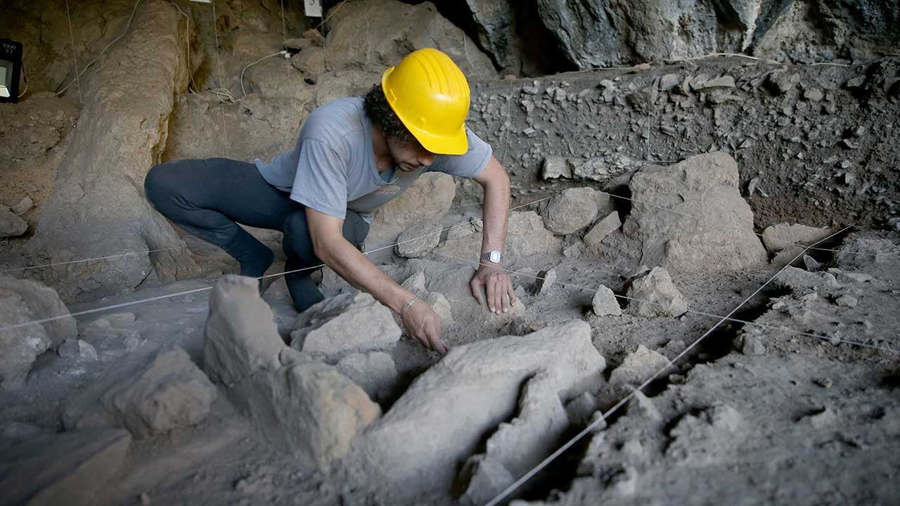 Maraş'taki mağara kazısında 12 bin yıllık mezar bulundu