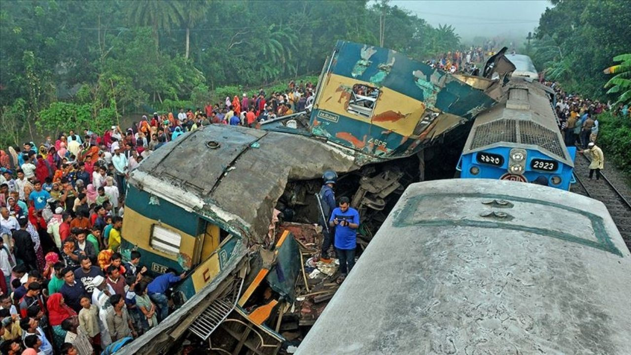 Bangladeş'te trenler çarpıştı: 13 ölü
