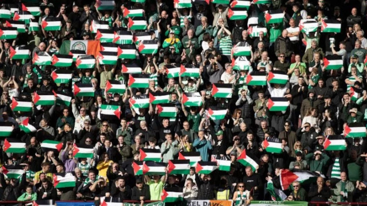Celtic taraftarı kulüp yönetimini umursamadı: Yine Filistin bayrakları açtılar