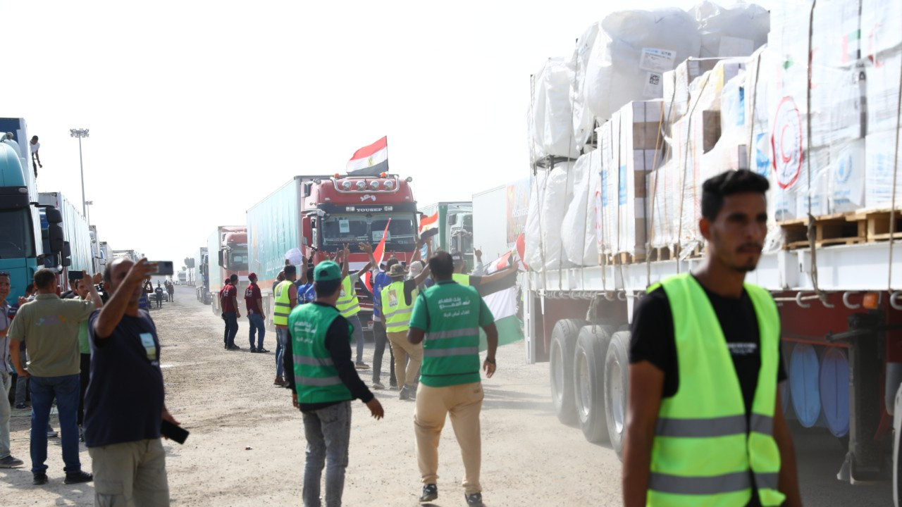 14 tırlık ikinci yardım konvoyu Mısır'dan Gazze'ye girdi