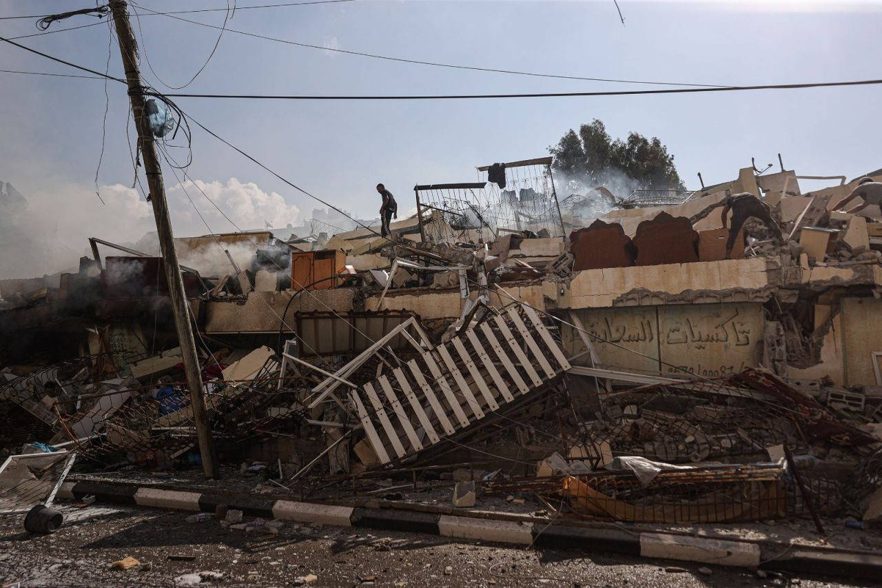 Gazze'de El Zehra mahallesi moloz yığınına dönüştü: 'Neden bizi bombalıyorlar? Biz ne yaptık?' - Sayfa 1