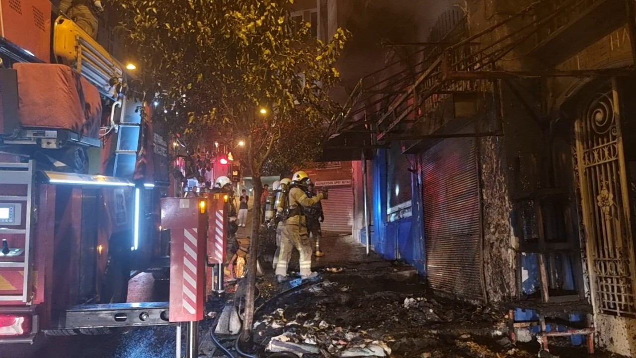 Beyoğlu'nda tarihi Gueive Han'da yangın: Mahsur kalan kişi kurtarıldı