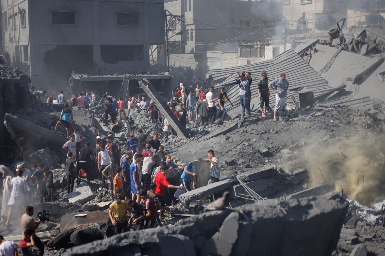 İsrail, Han Yunus'u bombalamaya devam ediyor: Bir ailenin 18 üyesi öldü - Sayfa 1