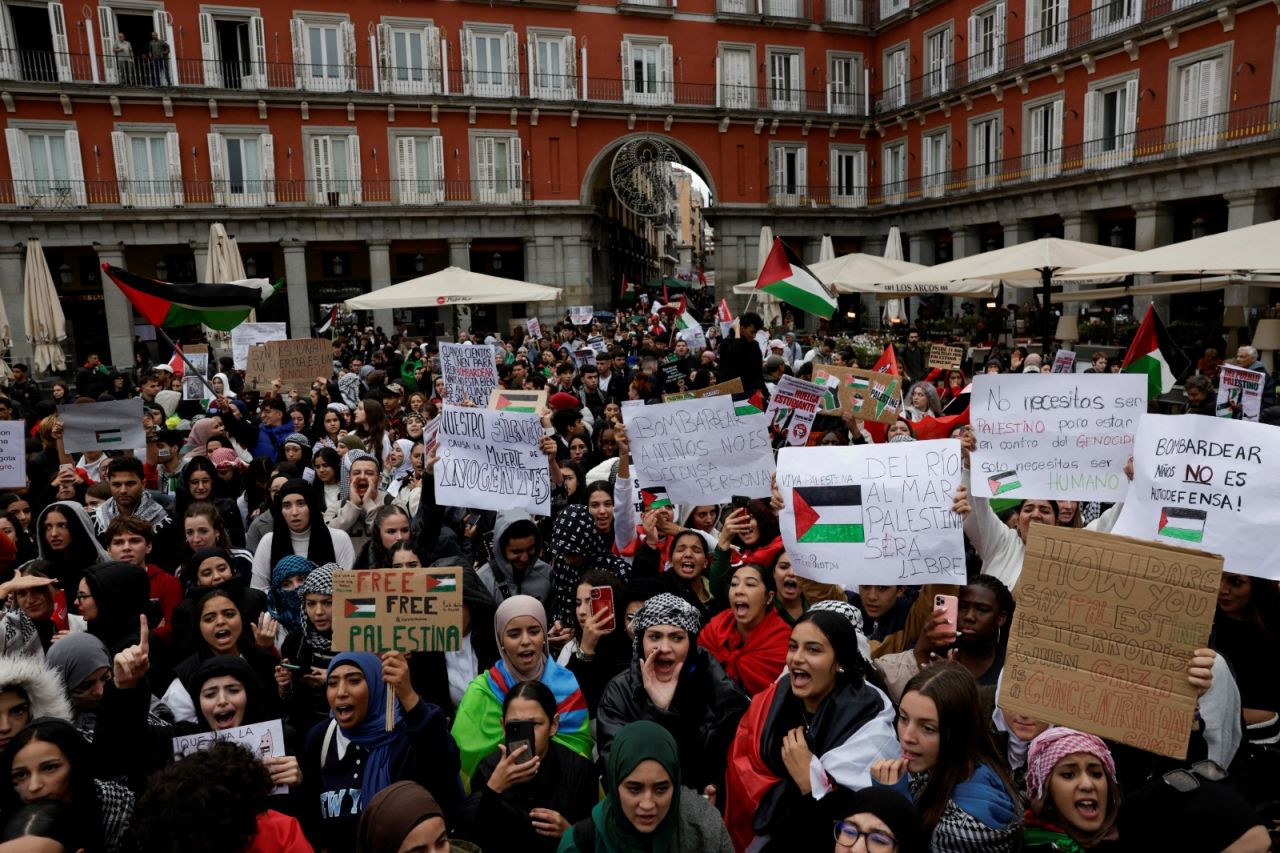 İspanya'da öğrenciler ders bıraktı: 'Tüm dünya İsrail'e karşı sesini yükseltmeli' - Sayfa 1