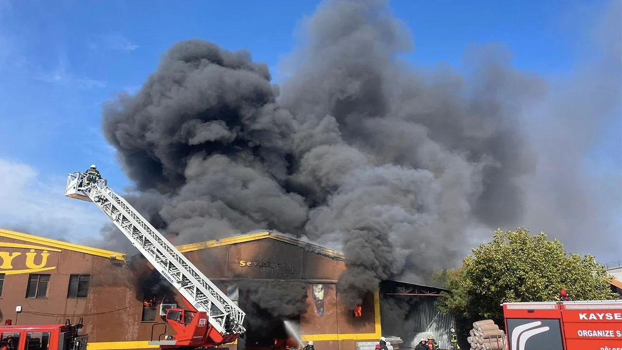 Kayseri’de yatak fabrikasında yangın