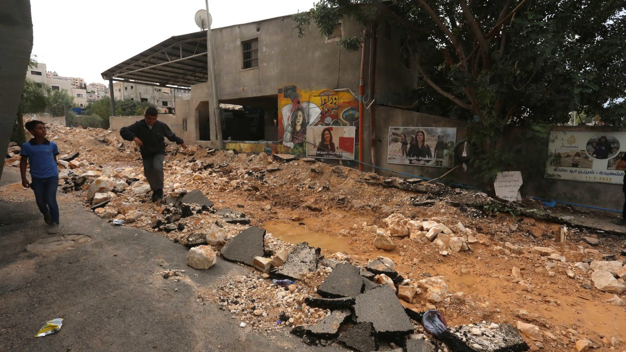 İsrail, geçen yıl öldürdüğü gazeteci Şirin Ebu Akile'nin anıtını yıktı