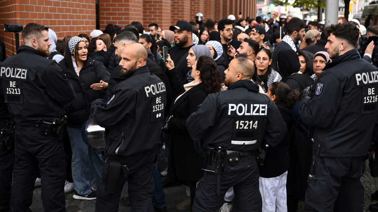 Berlin'de polis gösterilere izin vermedi