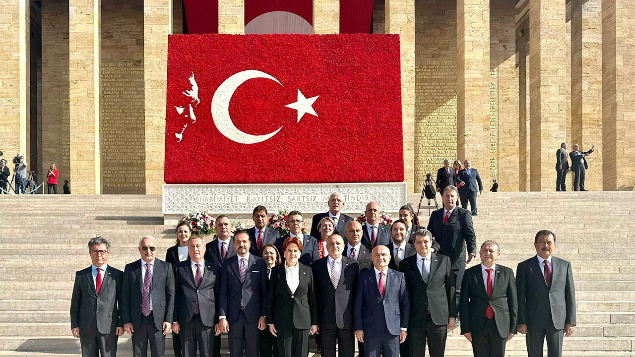 Meral Akşener, partisiyle Anıtkabir'i ziyaret etti: Cumhuriyetimizin yılmaz bekçileri olacağız