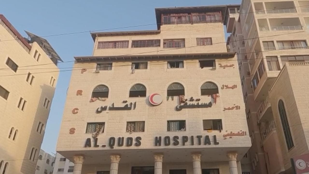 İsrail, boşaltılmasını istediği Kudüs Hastanesi'nin çevresini vurdu