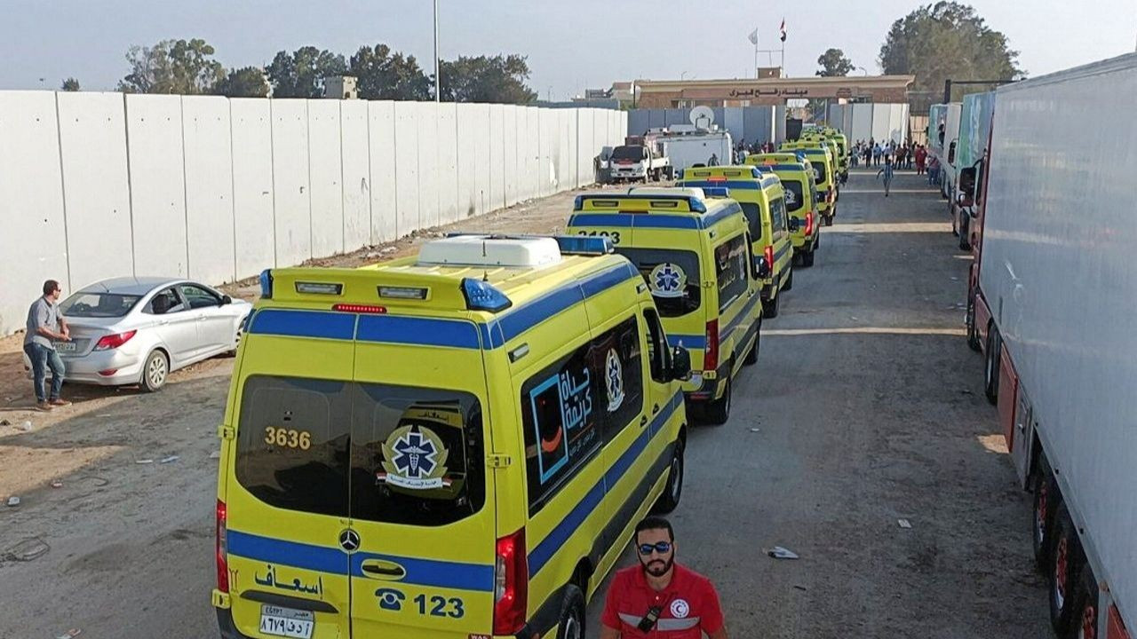 Kahire: Refah Sınır Kapısı açık, İsrail yardımlara engel oluyor