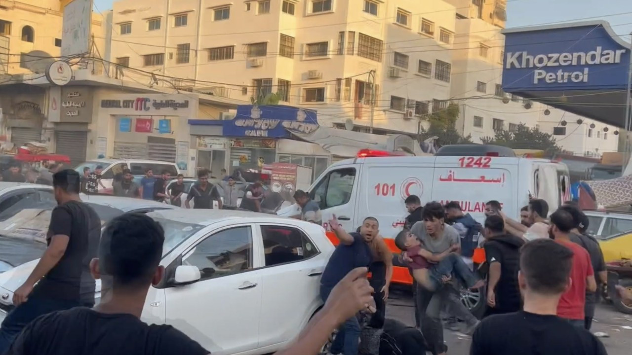 İsrail Şifa Hastanesi'nin girişinde yaralı taşıyan ambulansları vurdu