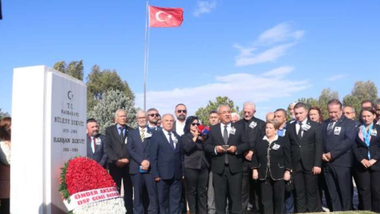 Bülent Ecevit, 17'nci ölüm yıl dönümünde mezarı başında anıldı