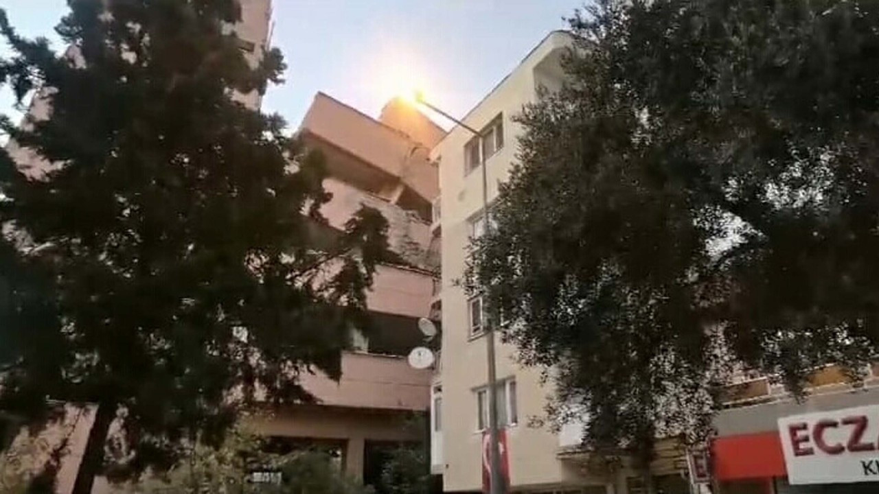 İzmir'de okul binası yıkım sırasında yan yattı, 3 apartman tahliye edildi