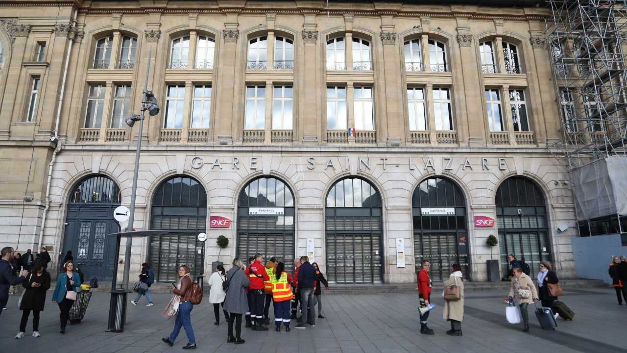 Paris'te bomba ihbarı: Tren garındaki alışveriş merkezi tahliye edildi