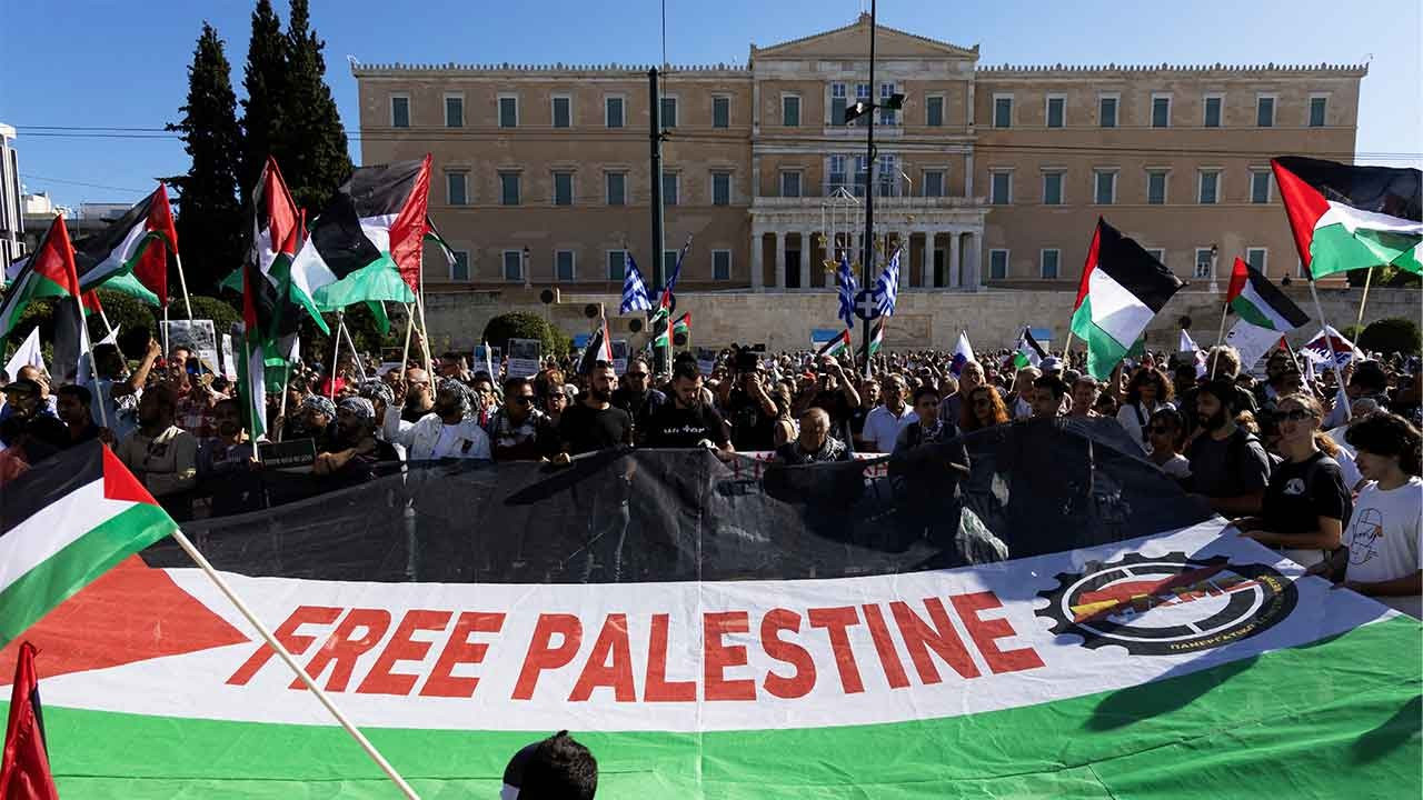 Yunanistan bayrağının yanına Filistin bayrağı asan göstericiye gözaltı