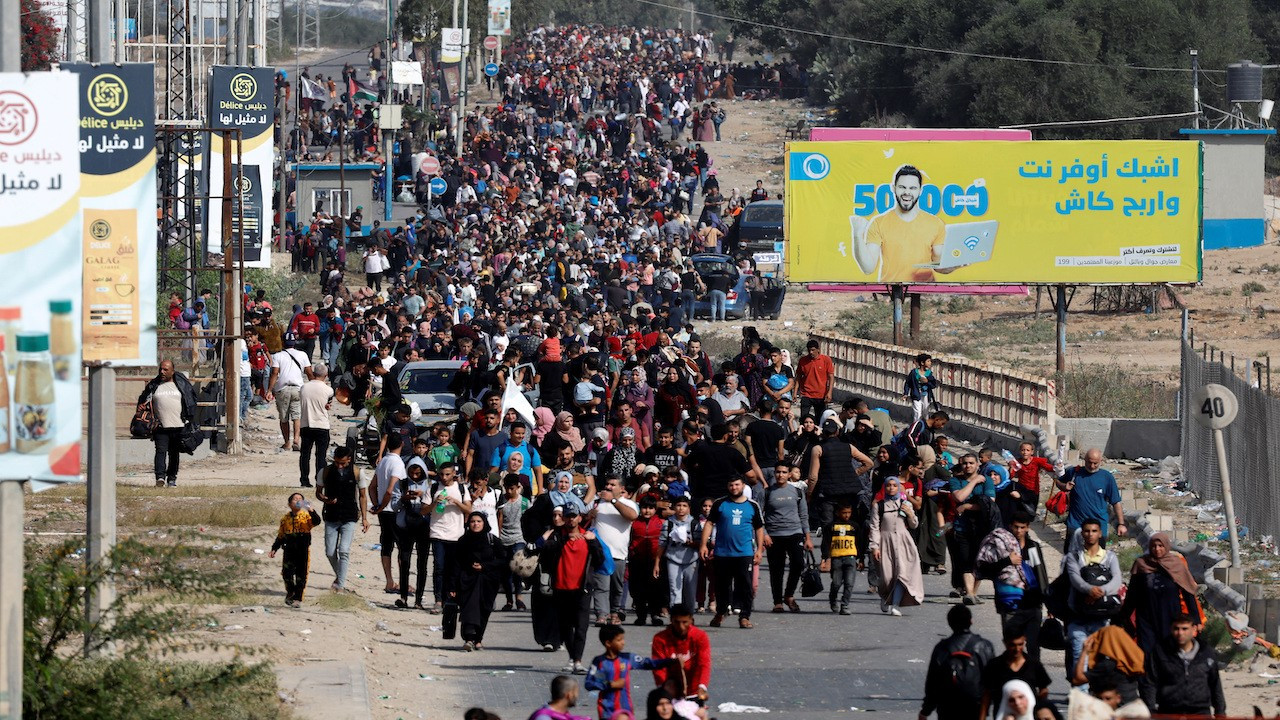 Binlerce Filistinli sürgün yolunda: İsrail ordusu, 'Hamas'ın kalesi ele geçirildi' dedi