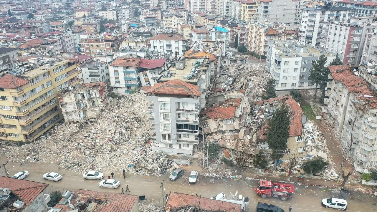 Depremde hasar gören üç bina yıkıldı