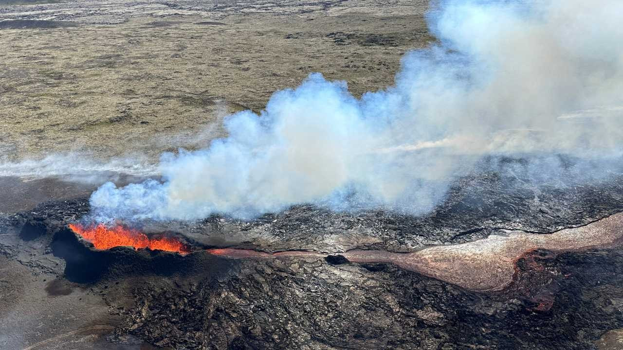 İzlanda'da acil durum: Volkan bölgesinde 20 bin sarsıntı tespit edildi