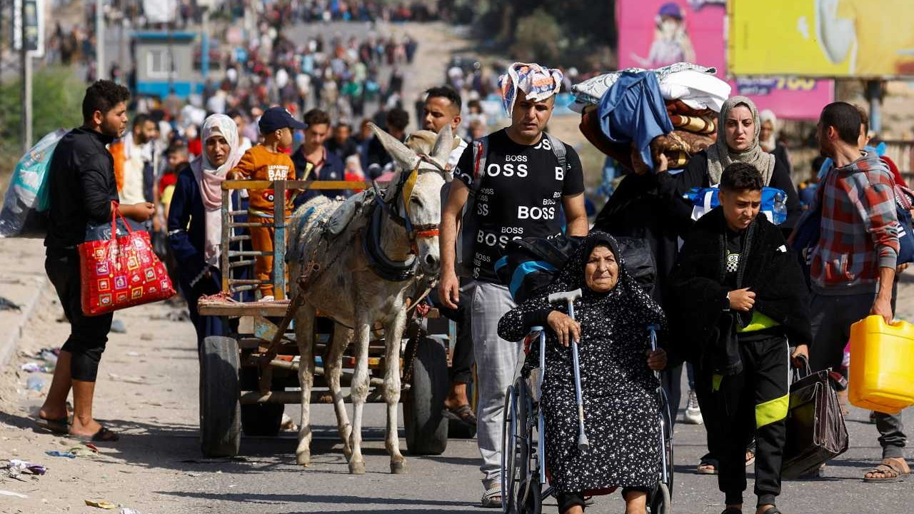 İsrail'in güneye gitmeye zorladığı Gazzeliler göç yolunda: 'İkinci Nakba'yı yaşıyoruz'
