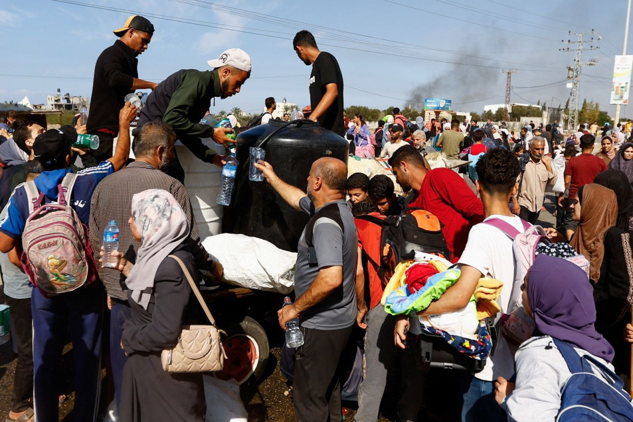 İsrail'in güneye gitmeye zorladığı Gazzeliler göç yolunda: 'İkinci Nakba'yı yaşıyoruz' - Sayfa 2