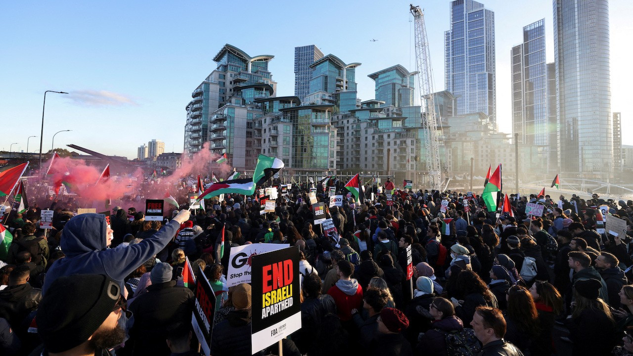 Londra'da yüzbinler Gazze için toplandı, ırkçılar polisle çatıştı: 126 gözaltı