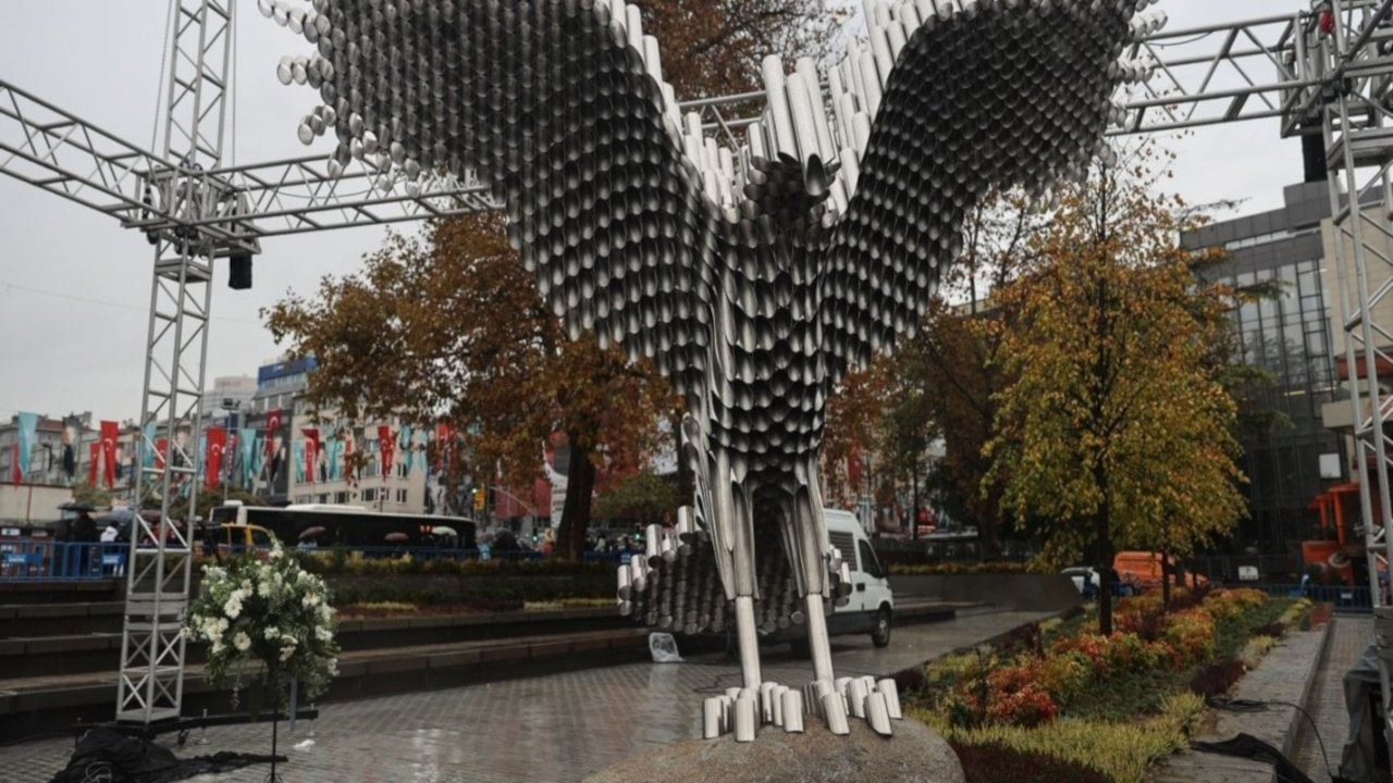 Beşiktaş'ın yeni kartal heykeli viral oldu, taraftar ikiye bölündü 