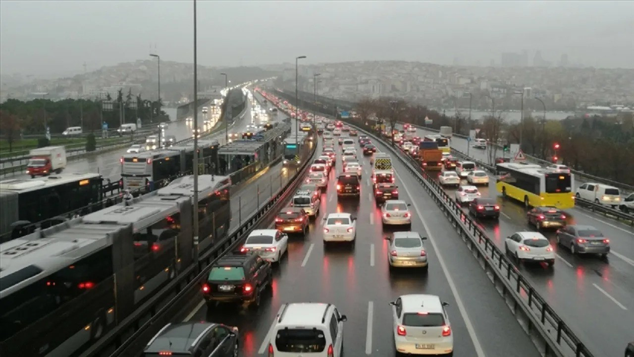 İstanbul'da yağmur etkisi: Trafik yoğunluğu yüzde 74