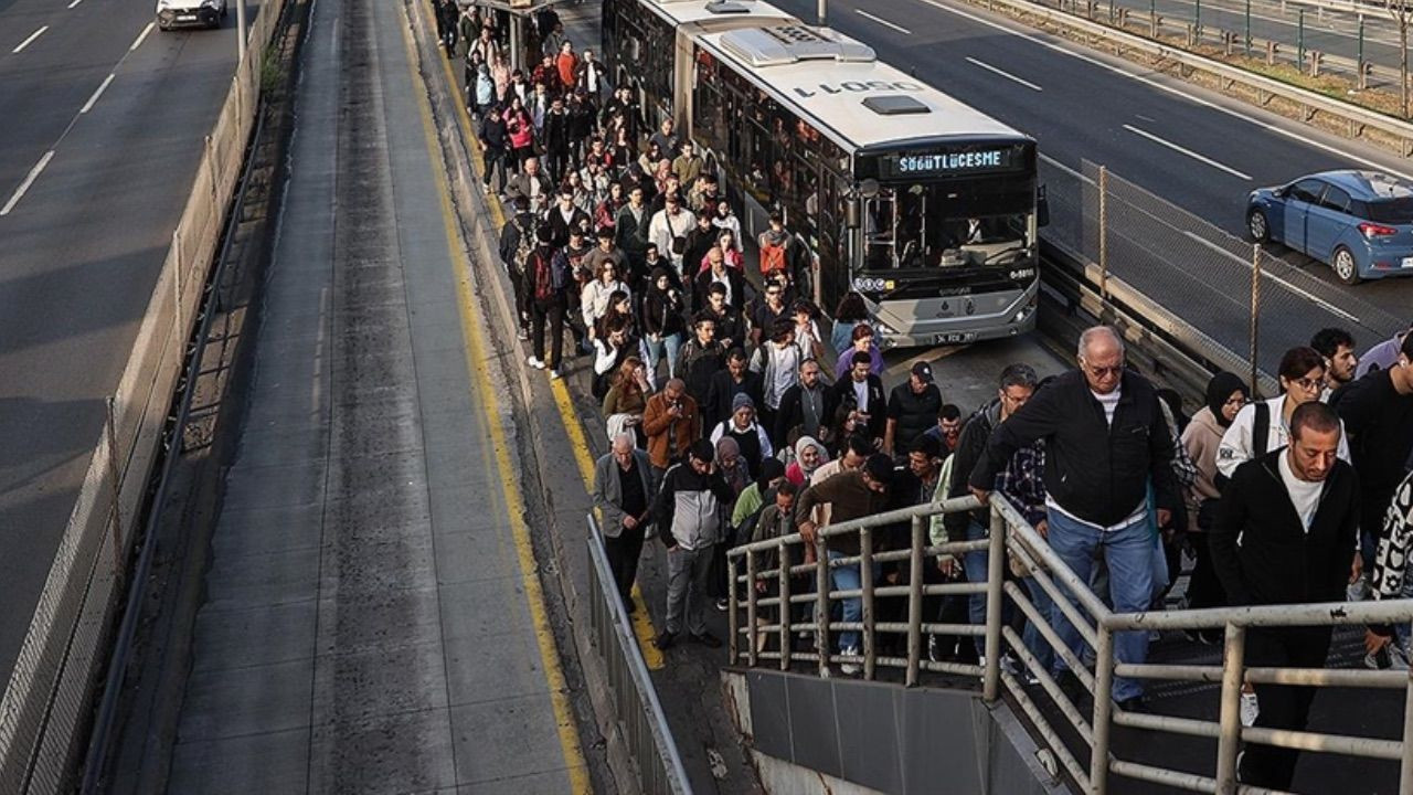 İstanbul’da toplu taşıma izdihamı... İBB açıkladı: 12 milyon arttı - Sayfa 1