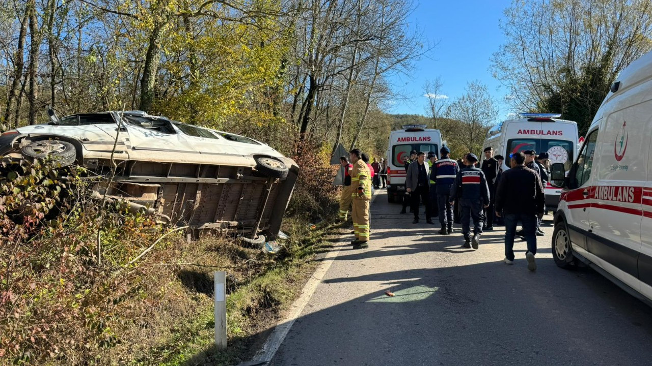 Yolcu minibüsü devrildi: 1 çocuk yaşamını yitirdi, 10 kişi yaralı