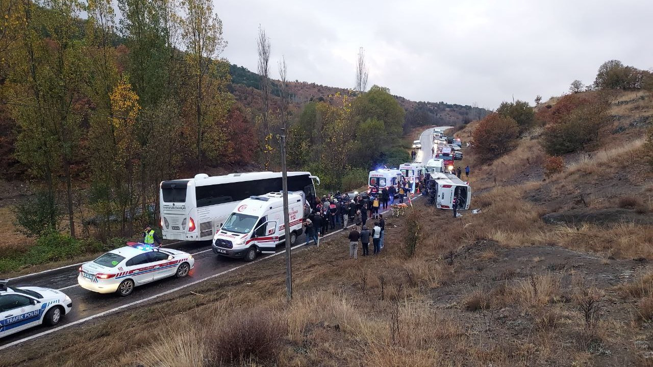 Amasya'da otobüs devrildi: Taziyeden dönen 27 kişi yaralandı