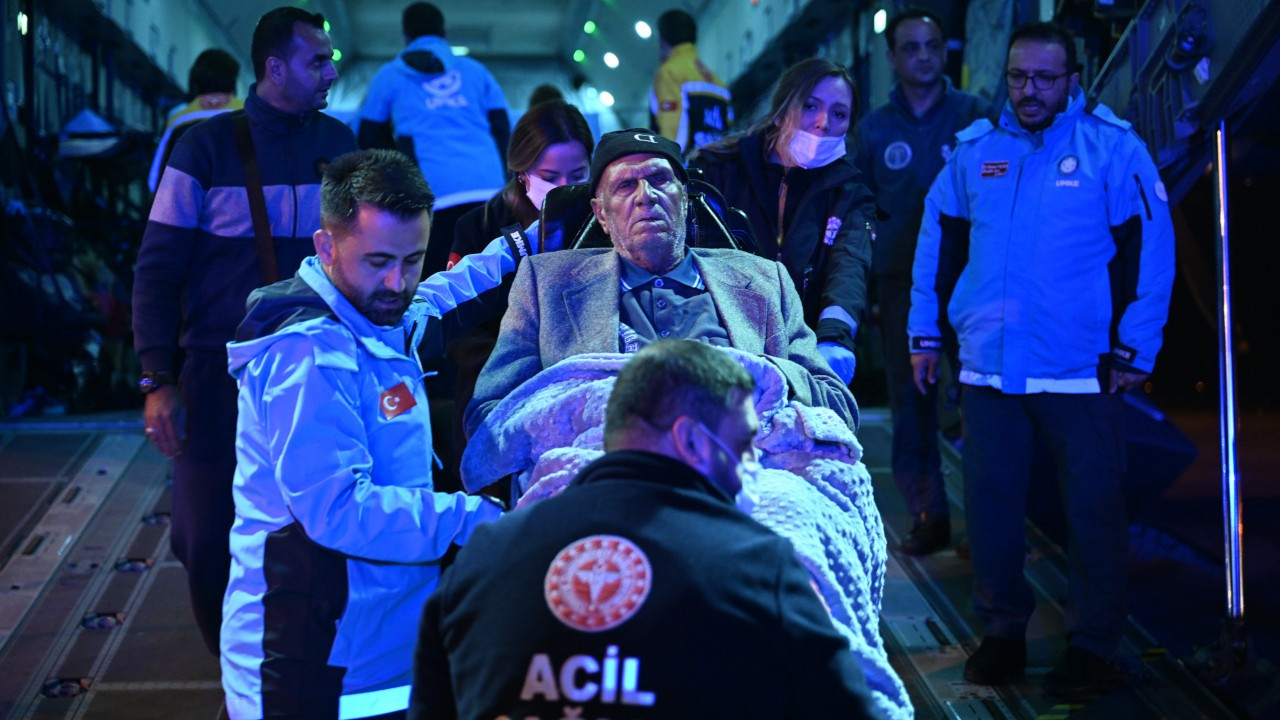 Gazze'deki kanser hastaları ve refakatçileri Türkiye'ye getirildi