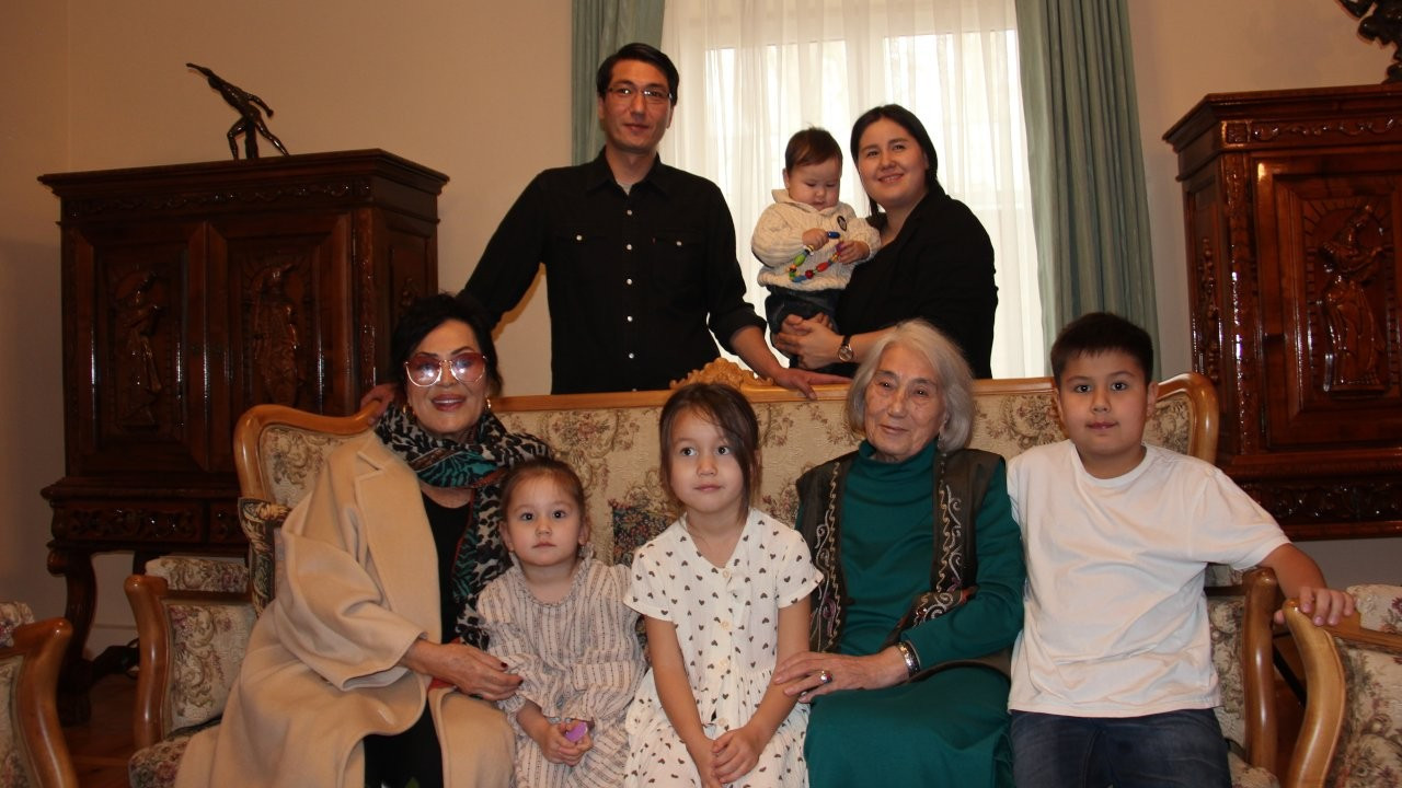Türkan Şoray, Cengiz Aytmatov'un ailesini ziyaret etti