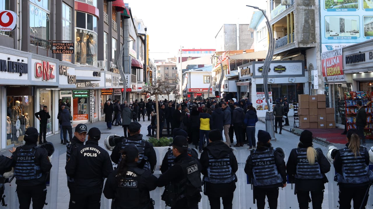 Van'da eylem yasağı 4 güne çıkarıldı: 25 Kasım yürüyüşüne engel