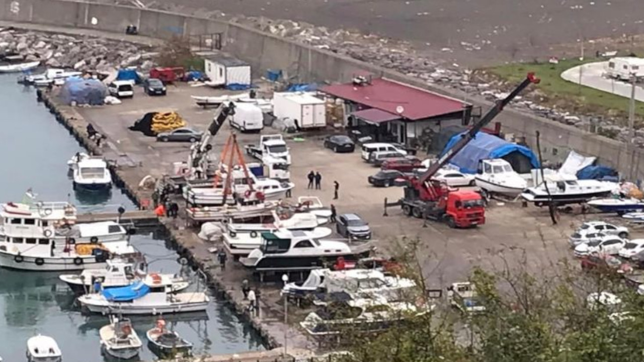 Zonguldaklı balıkçılar fırtına öncesi limanı boşaltıyor