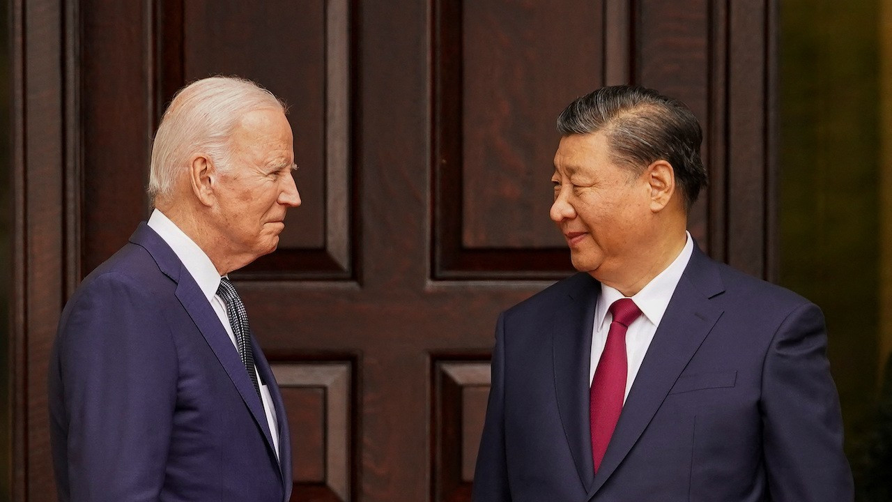 Biden'ın Şi Cingping'le 'yakın teması': Diktatör demeden önce elini sıkmak için yanına gitti