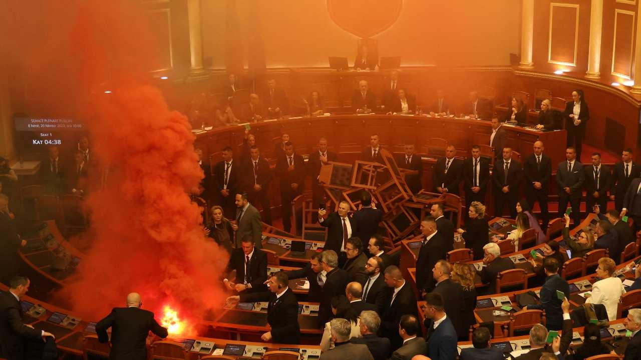 Muhalif vekil sis bombası attı: Arnavutluk meclisinde bütçe görüşmesi