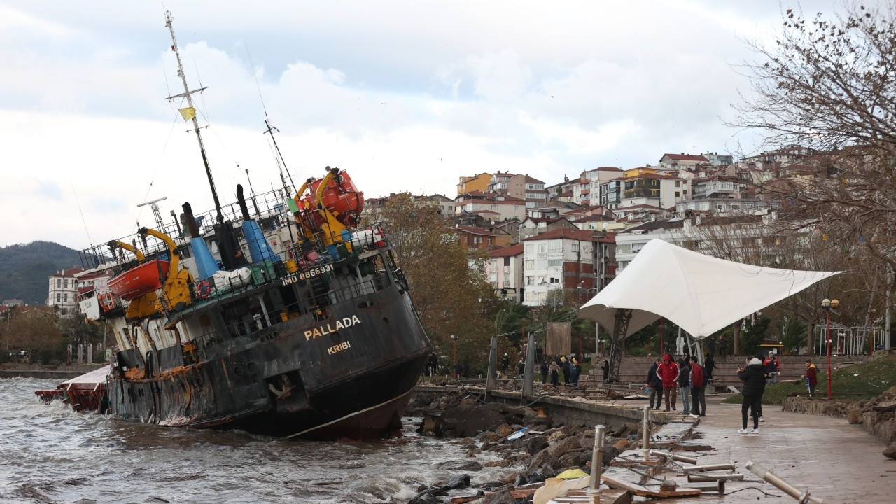 Fırtınanın vurduğu Karadeniz Ereğli'de eğitime 2 gün ara