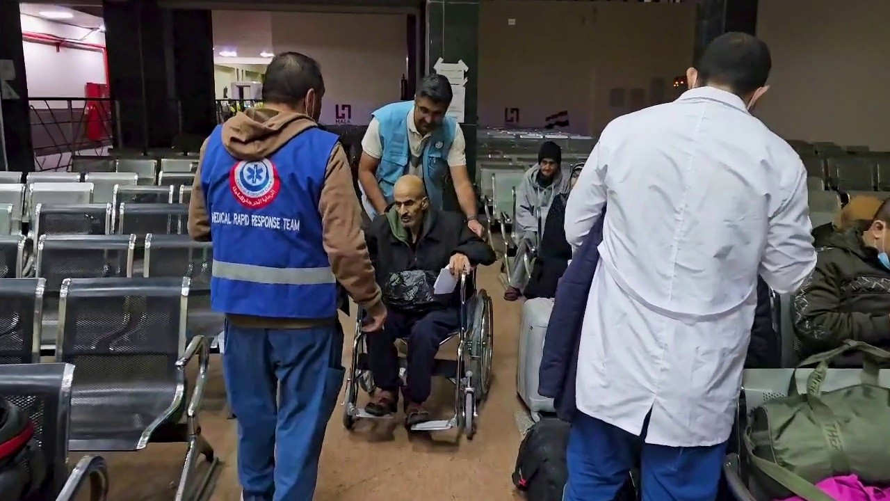 Bakan Koca: Gazze'den 61 hasta daha Türkiye'ye getiriliyor