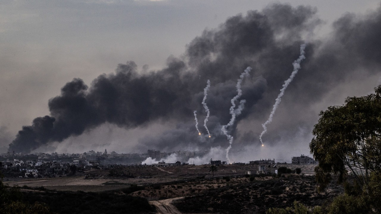 İsrail, geçici ateşkese saatler kala Gazze'ye saldırılarını artırdı
